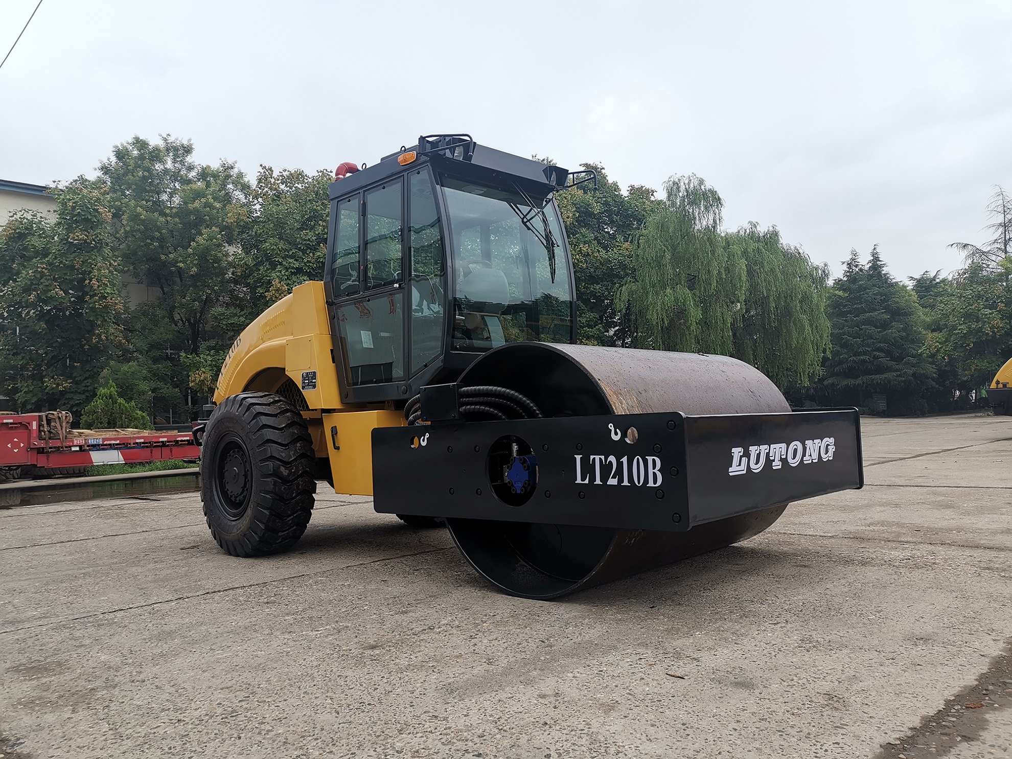 Mechanical drive single drum vibratory r