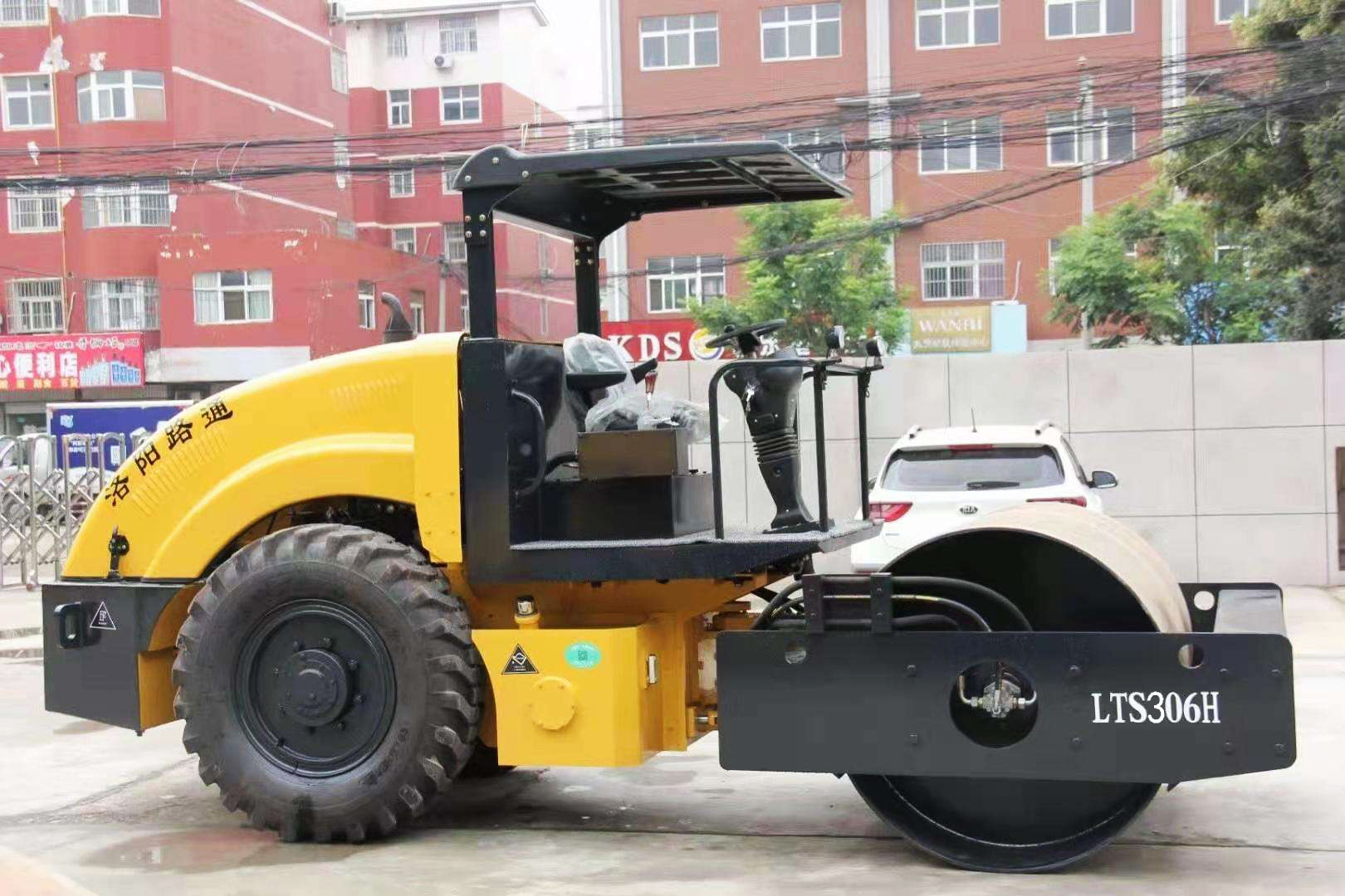 Hydraulic drive single drum vibratory ro