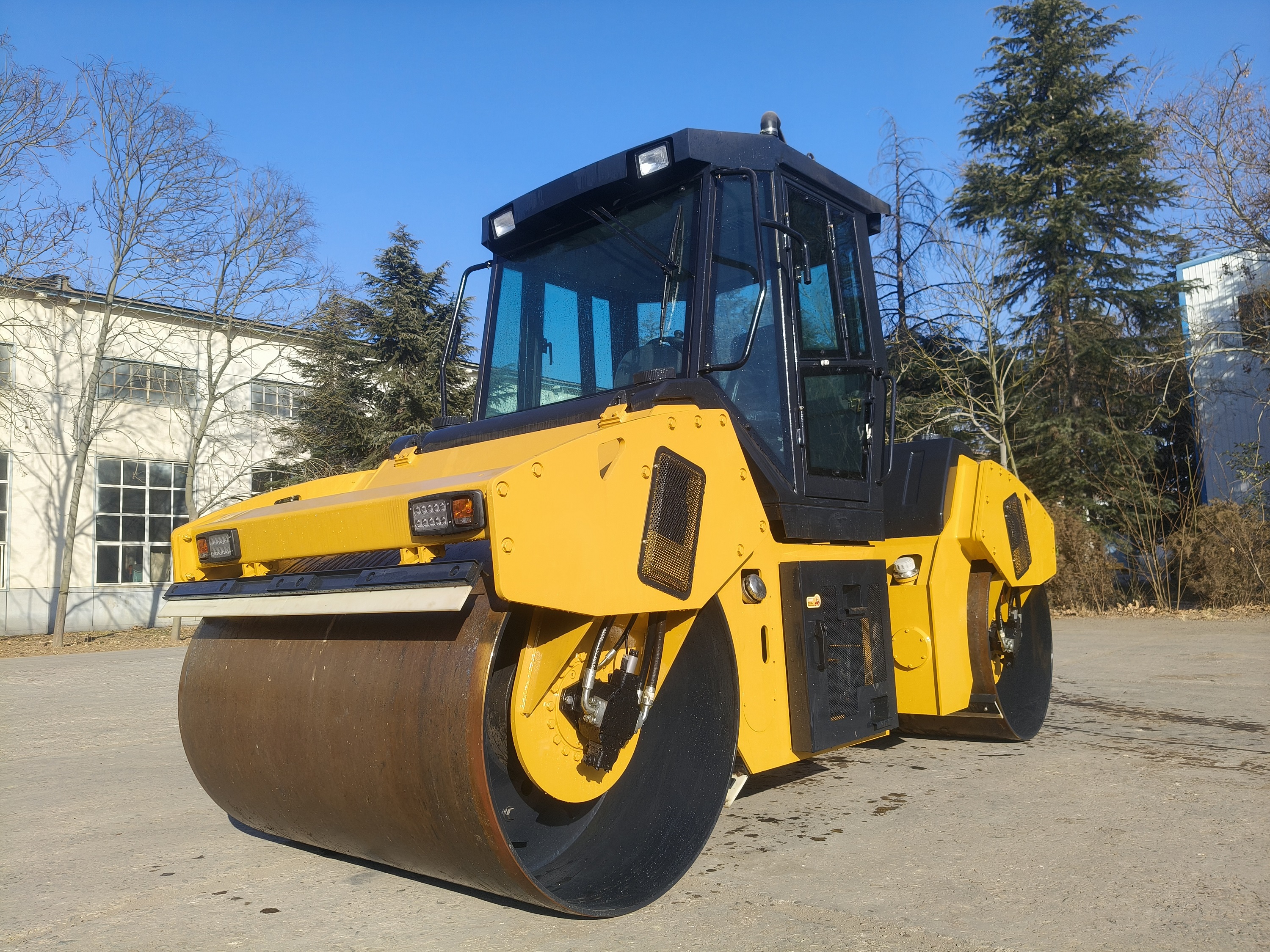 Luoyang Lutong LTC208: High-Efficiency 8-Ton Full Hydraulic Double Drum Vibrator
