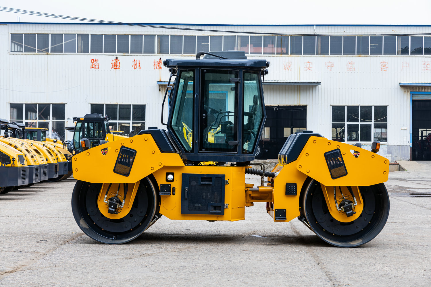Luoyang Lutong Launches LTC212 12-Ton Fully Hydraulic Tandem Roller for Global R