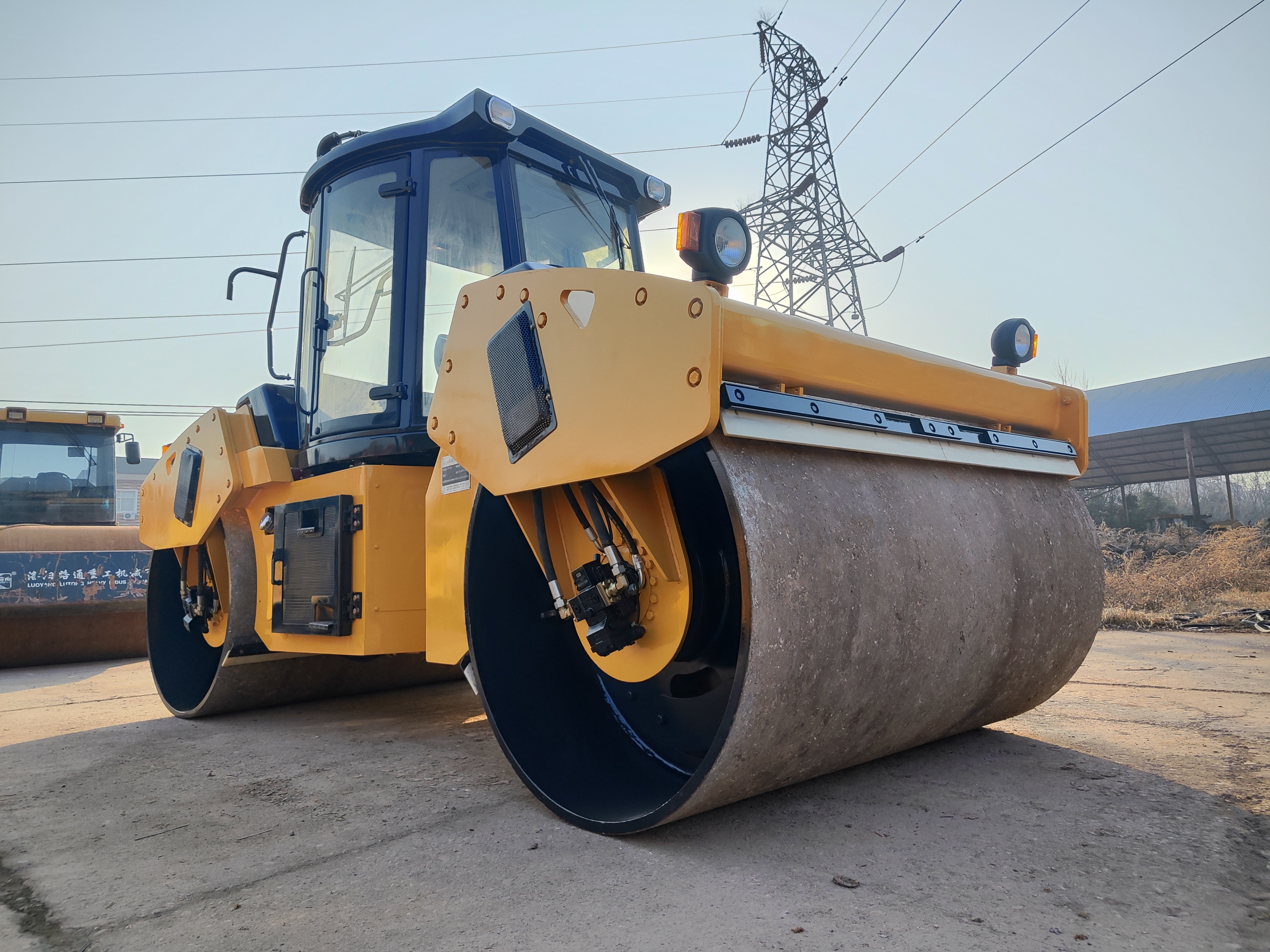 Luoyang Lutong LTC214: High-Efficiency 14-ton Full Hydraulic Double Drum Vibrato