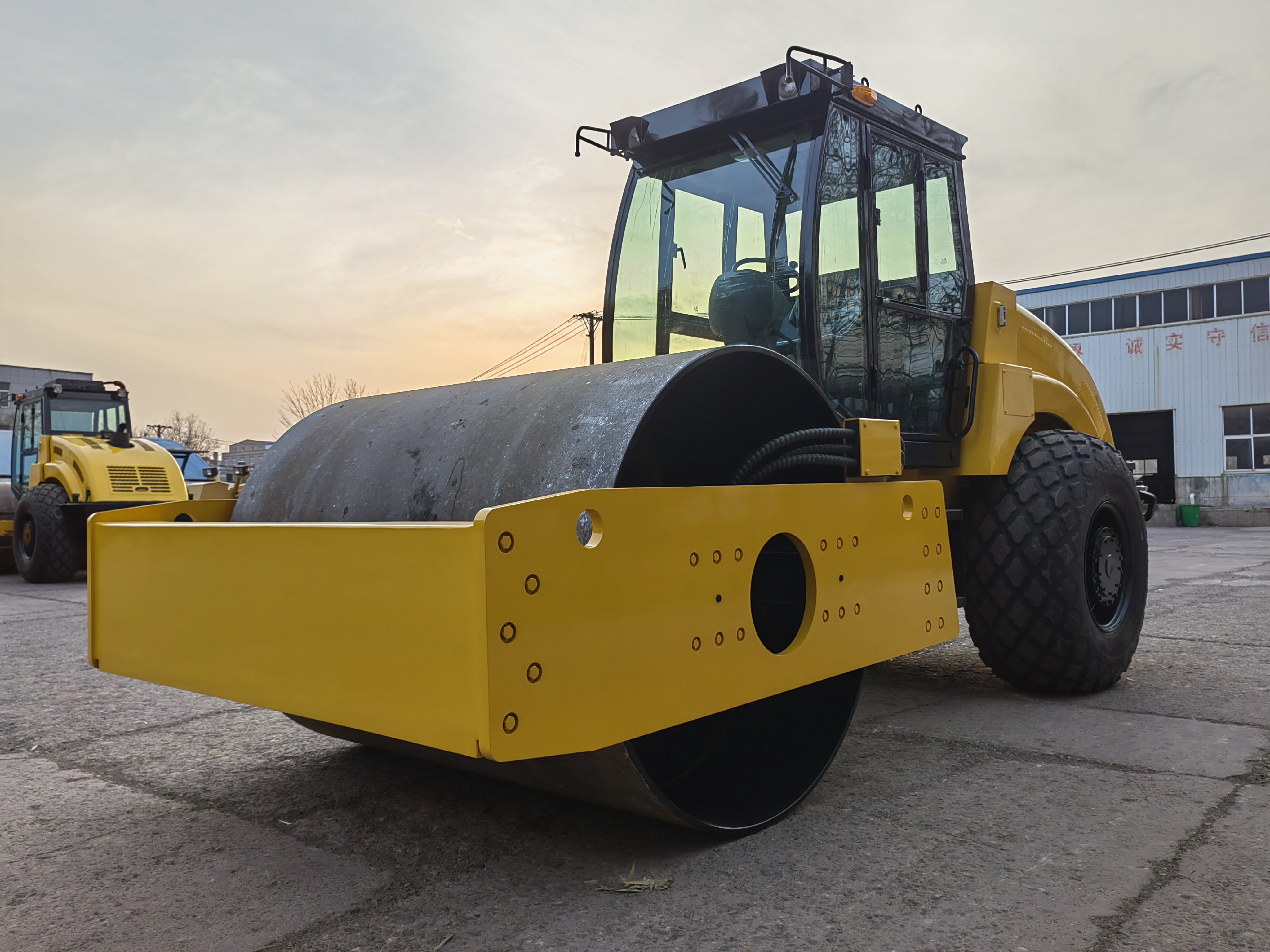Luoyang Lutong LT218B: High-Performance 18-ton Single Drum Vibratory Road Roller