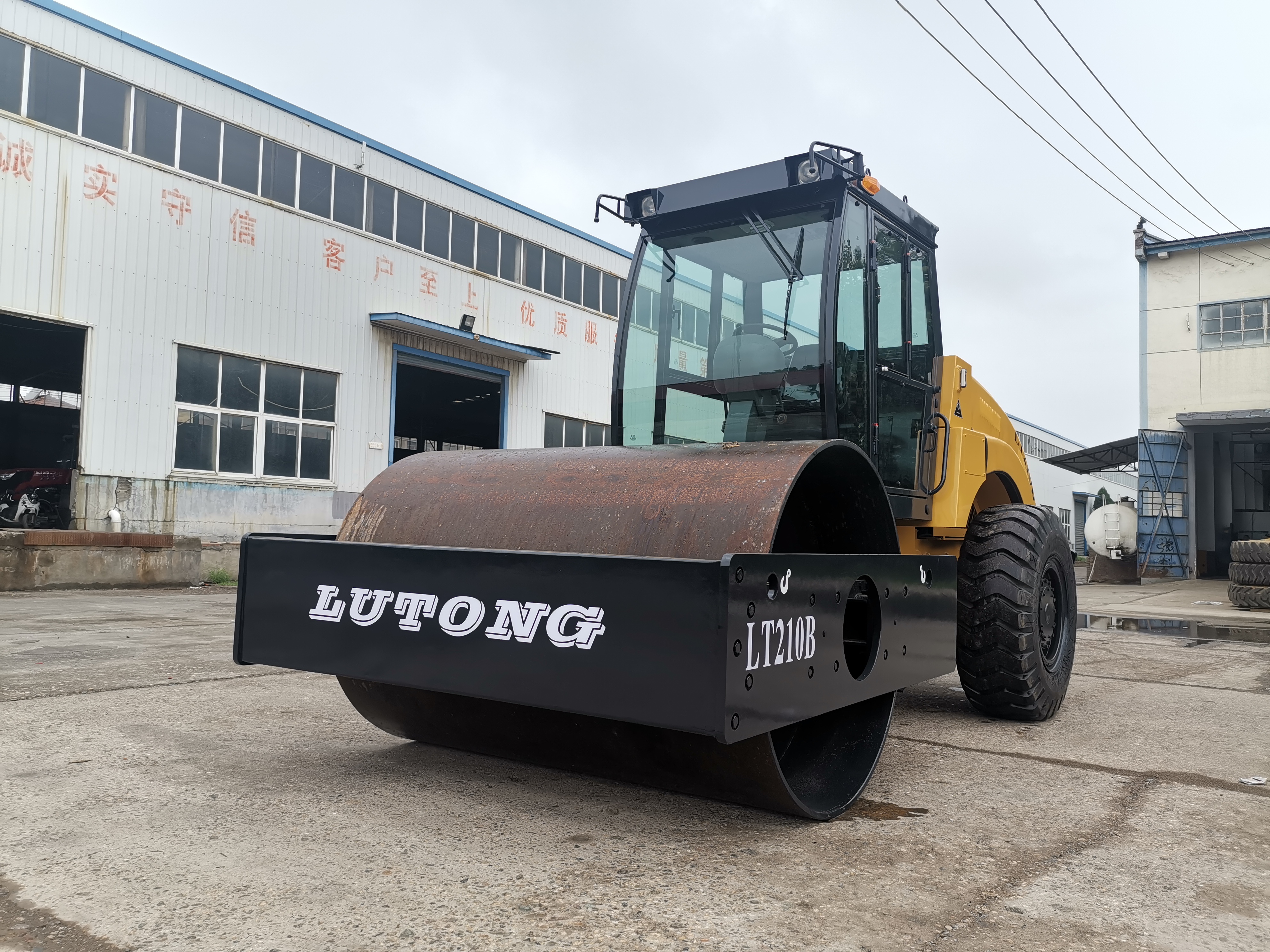 Luoyang Lutong LT210B 10-Ton Single Drum Vibratory Roller: R