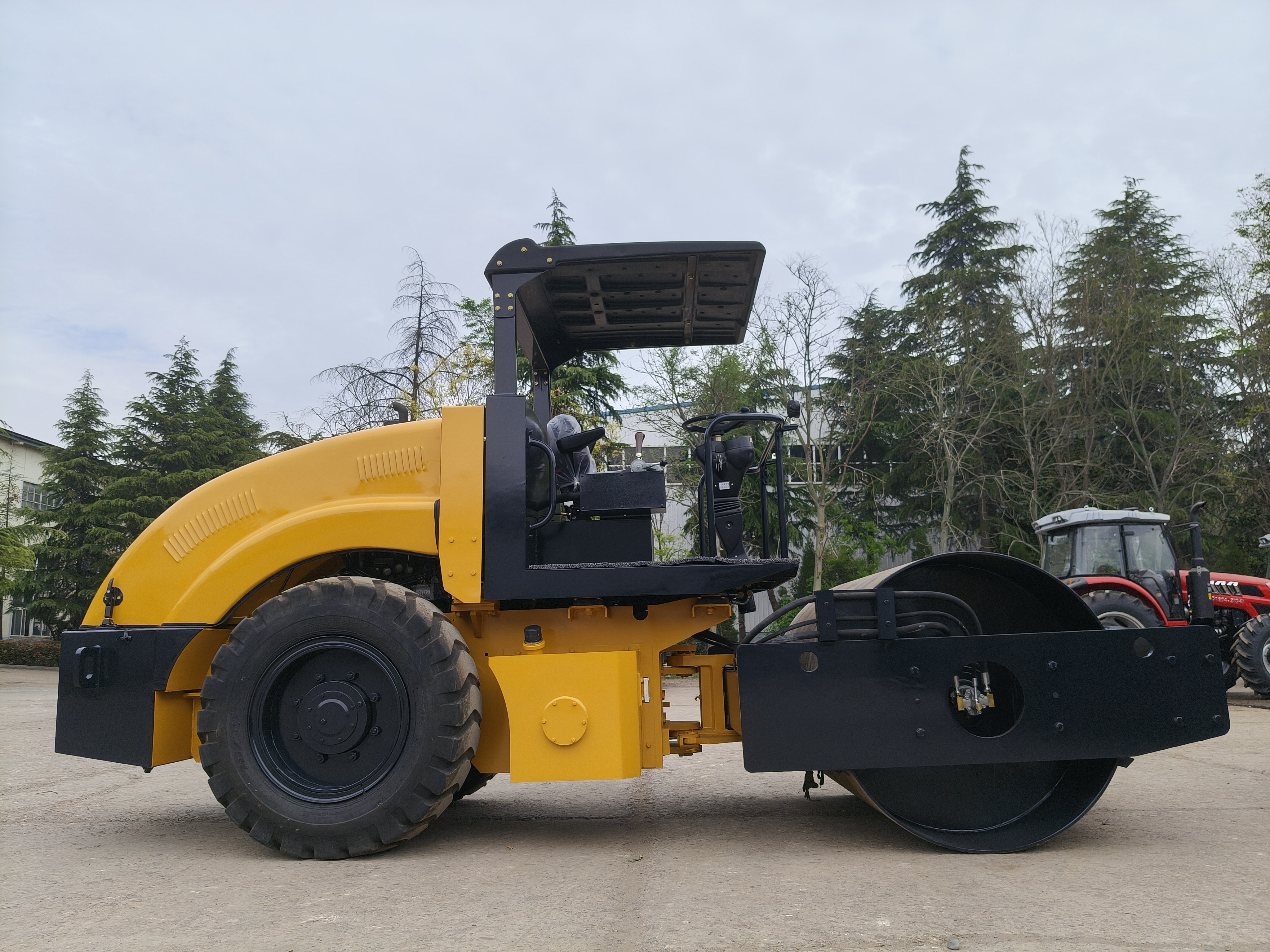 LT304 Road Roller: Fuel-efficient, labor-saving and worry-free, delivering excel