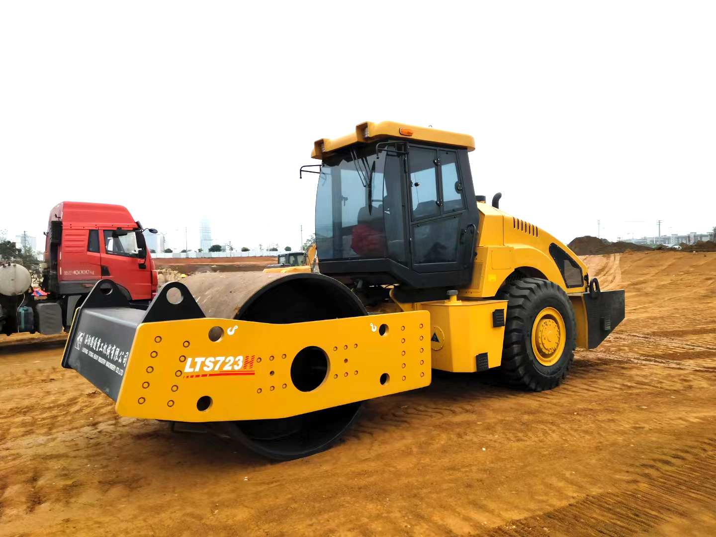 LUTONG Releases LTS723H 23-Ton Single Drum Roller Powered by Weichai China Stage