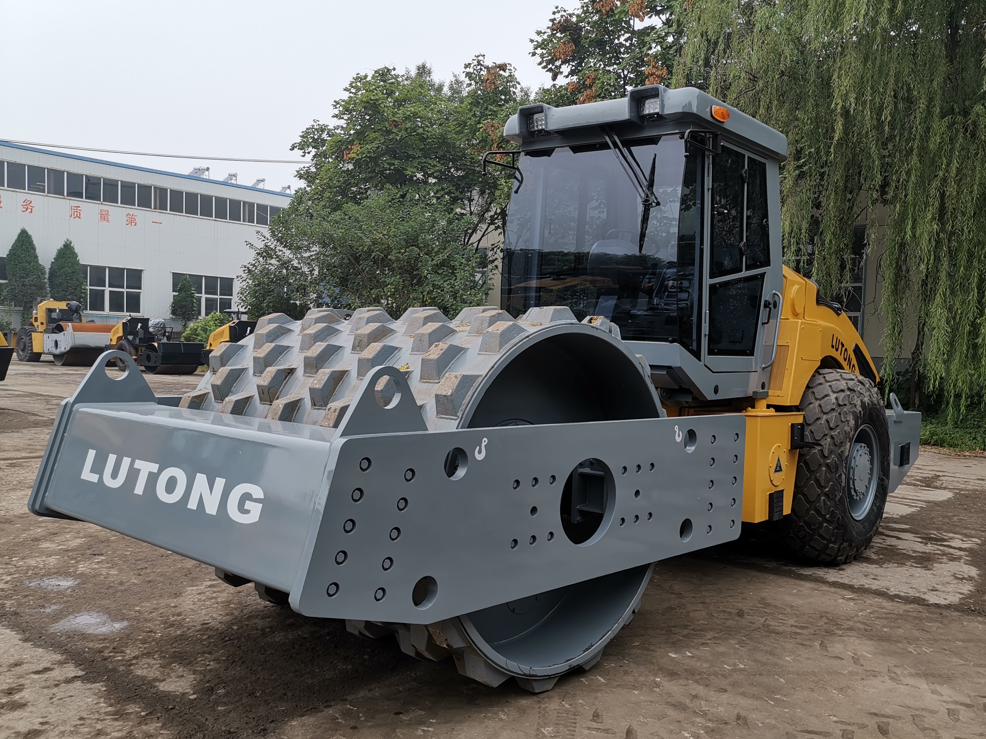 Luoyang Lutong LTS718H 18-Ton Single Drum Vibratory Roller D