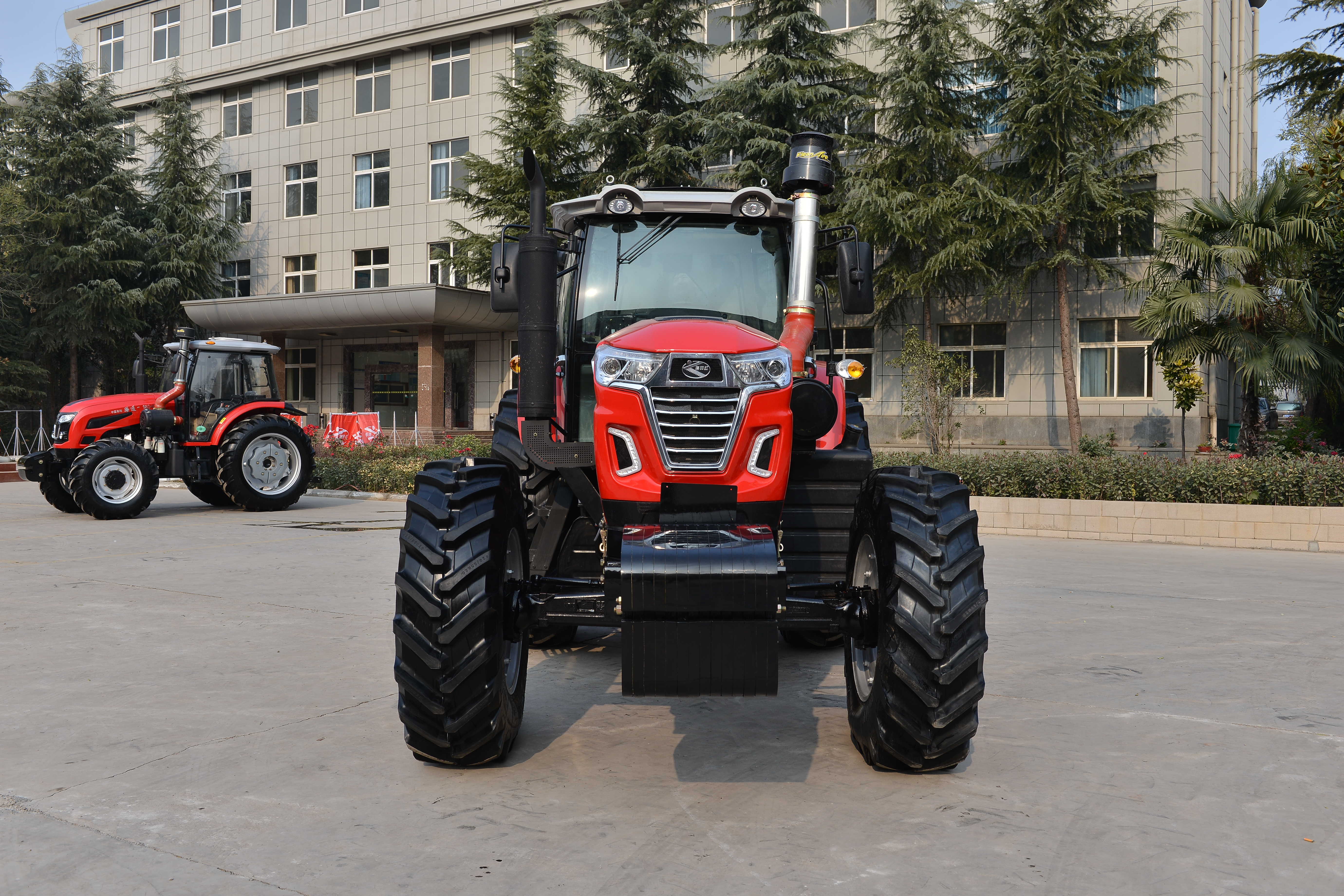 Luoyang Lutong LTS2204 220HP 4‑WD Heavy‑Duty Tractor Launched for Large‑Scale Gl